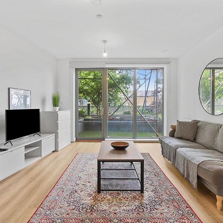 Centrally Located - Modern - 2Bed - 2Bath Apartment London Exterior photo