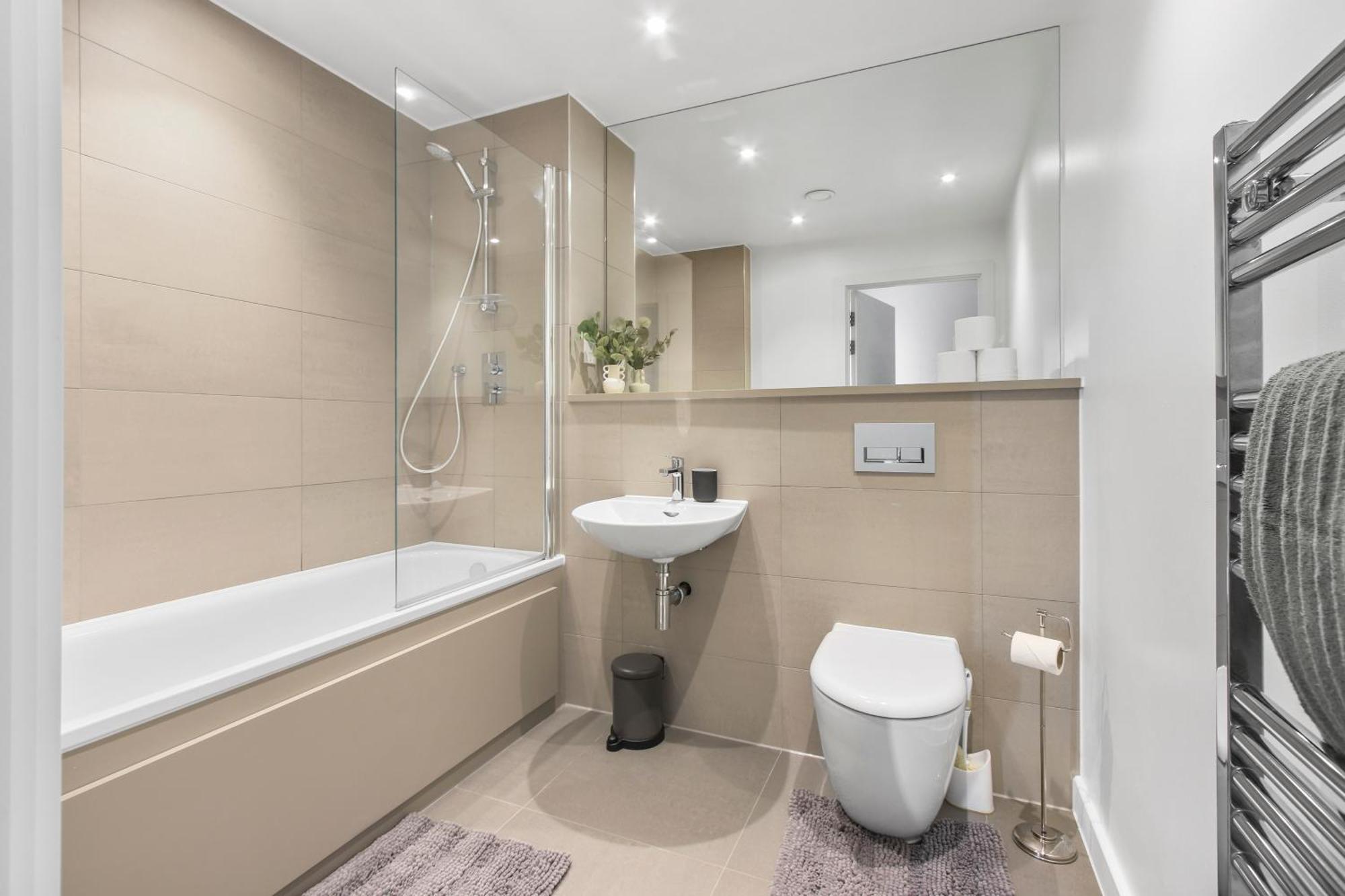 Centrally Located - Modern - 2Bed - 2Bath Apartment London Exterior photo
