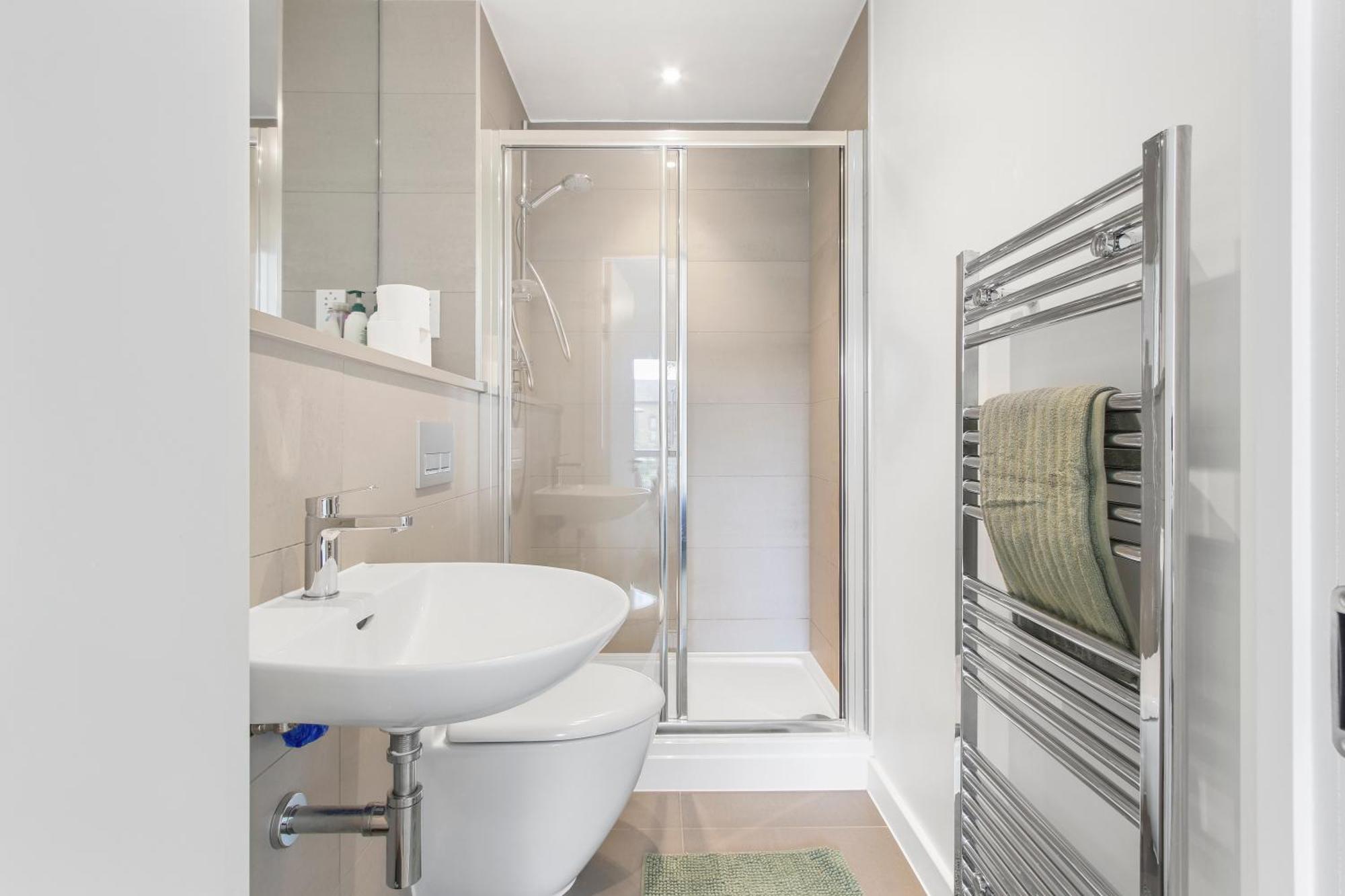 Centrally Located - Modern - 2Bed - 2Bath Apartment London Exterior photo