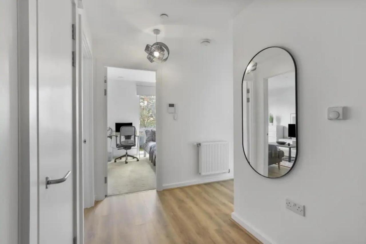 Centrally Located - Modern - 2Bed - 2Bath Apartment London Exterior photo