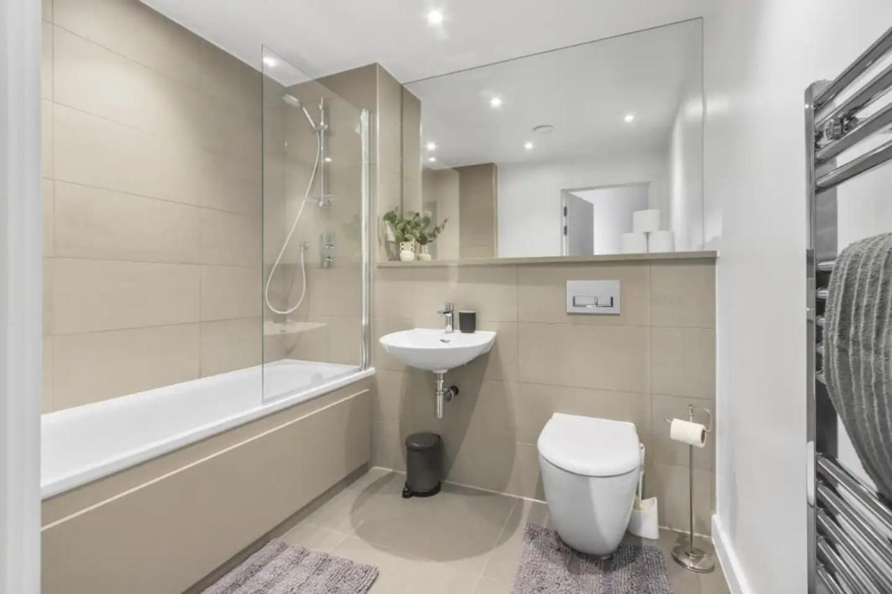 Centrally Located - Modern - 2Bed - 2Bath Apartment London Exterior photo