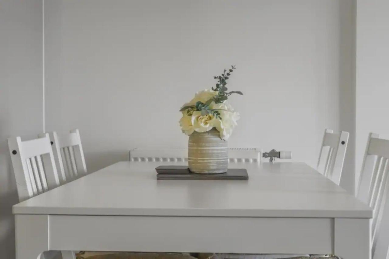 Centrally Located - Modern - 2Bed - 2Bath Apartment London Exterior photo
