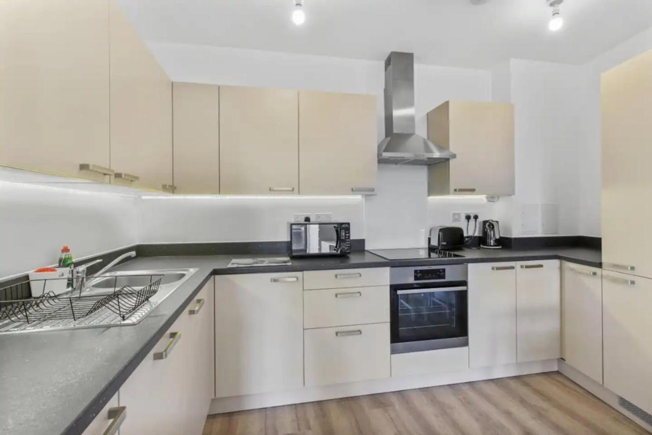 Centrally Located - Modern - 2Bed - 2Bath Apartment London Exterior photo