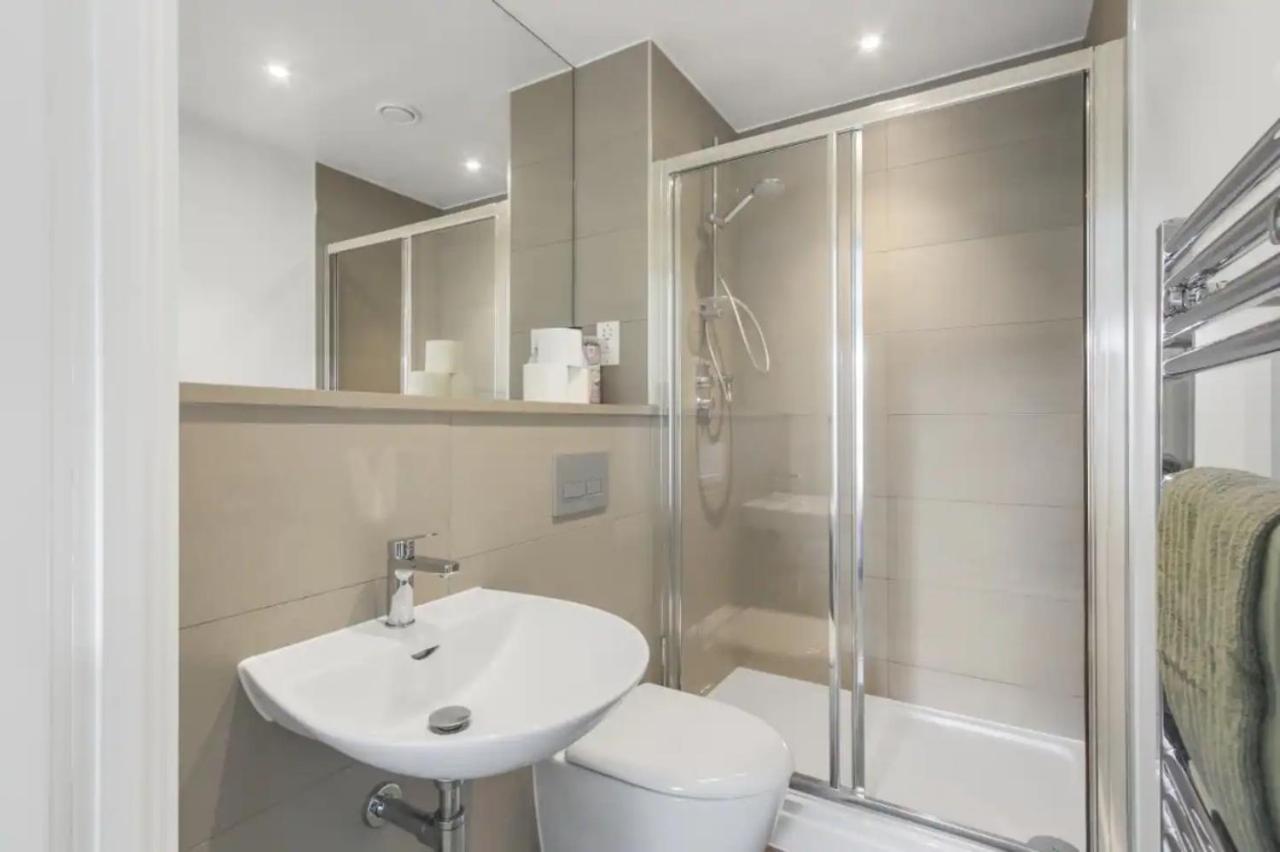 Centrally Located - Modern - 2Bed - 2Bath Apartment London Exterior photo