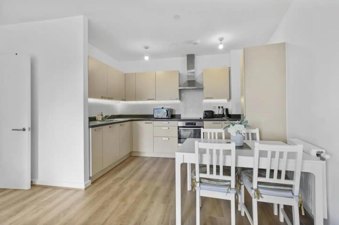 Centrally Located - Modern - 2Bed - 2Bath Apartment London Exterior photo