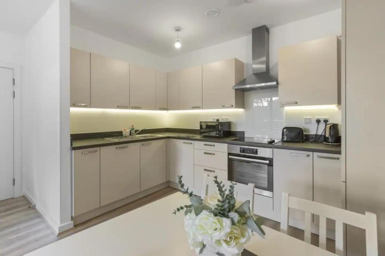 Centrally Located - Modern - 2Bed - 2Bath Apartment London Exterior photo